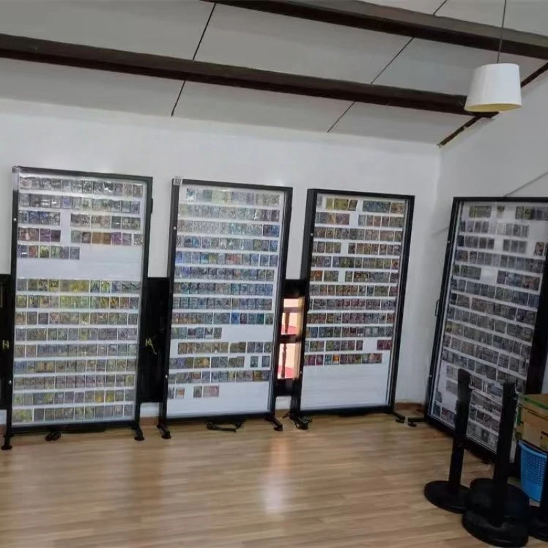 Metalowa, montowana na ścianie – Graded Card Display recenzja i cena