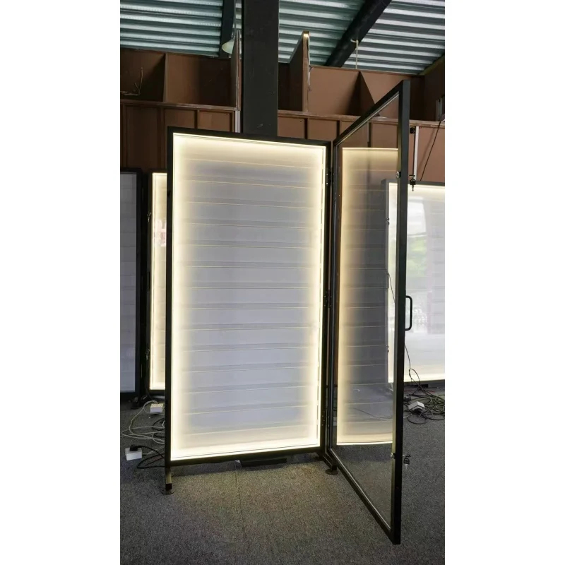 Metalowa, montowana na ścianie – Graded Card Display recenzja i cena